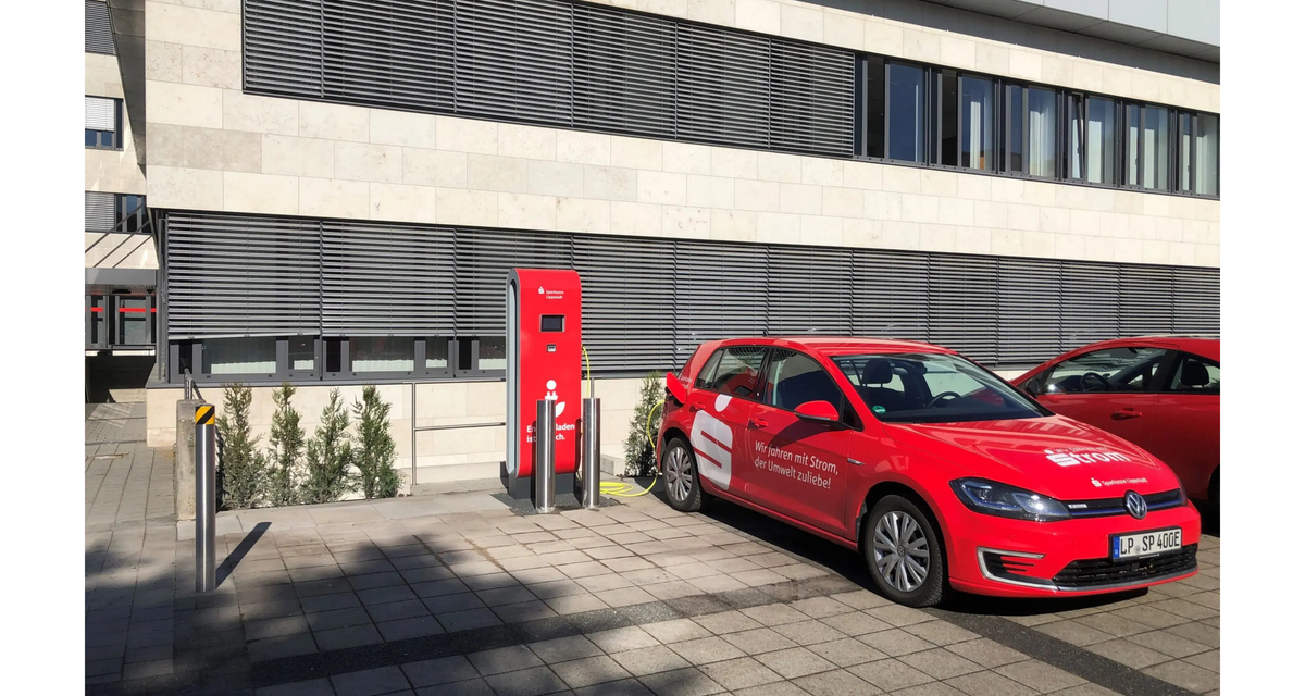 Ladesäule auf dem Kundenparkplatz einer Sparkasse