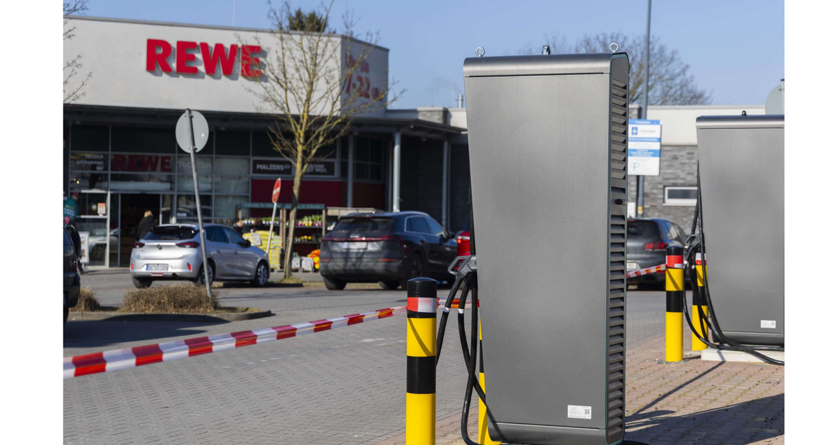Ladepunkte am Parkplatz eines REWE-Markts in Ottendorf-Okrilla