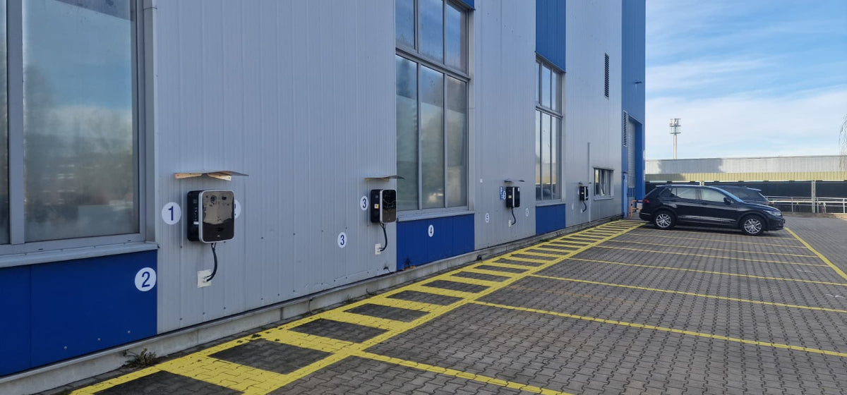 Ladepunkte auf dem Firmenparkplatz der Menerga GmbH