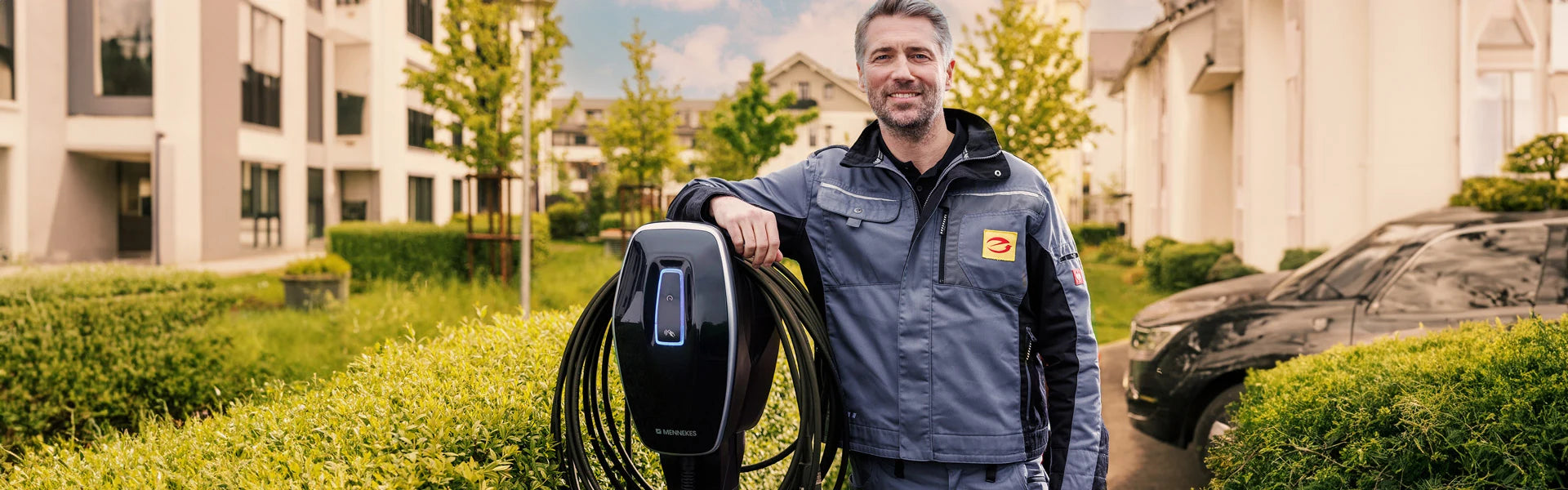 Elektrofachmann mit einer Wallbox